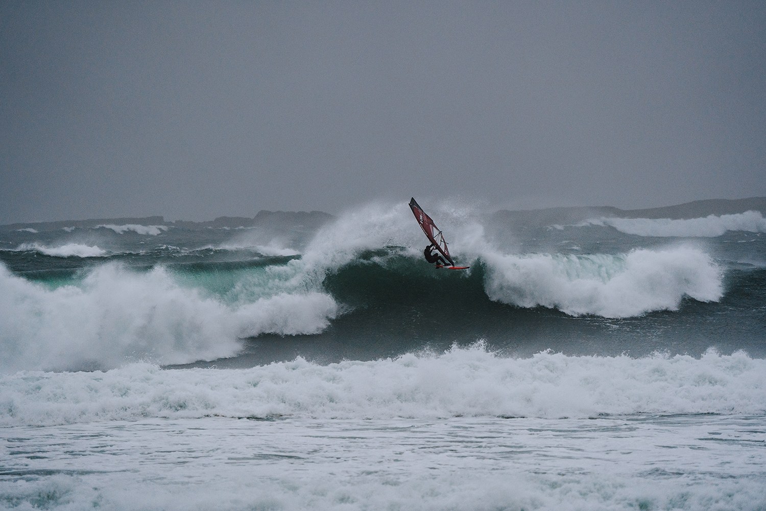 Leon Jammer windsurfing, wave riding